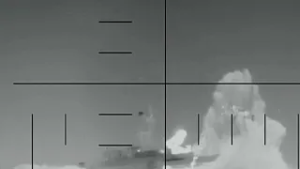 Un submarino de EE.UU. hunde con un torpedo un buque de guerra iraní dejando más de 80 muertos