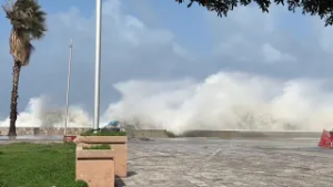 Maltempo in Sicilia, mareggiata in corso