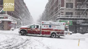 Tormenta de nieve paraliza los viajes y deja sin electricidad a los estados del noreste de EE. UU.