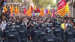 La Policía carga contra grupos separatistas que se enfrentaban a otros grupos separatistas