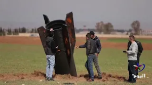 مشاهد لصاروخ أسقط قرب مدينة قامشلي شمال شرق سوريا