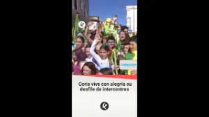 Las calles de Coria se llena de música, color y creatividad con el desfile de intercentros.