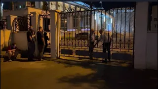 ხმაური სასამართლოსთან  -  დაკავებულ აქტივისტებს გვიან ღამით პატიმრობა და ჯარიმა შეუფრდეს