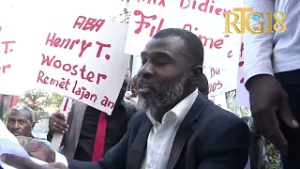 Sit-in devan OEA pou denonse enjerans kominote entènasyonal la nan zafè politik peyi a.