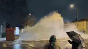 Caos en los accesos a Barajas por la rotura de una tubería de agua: "Era un géiser"