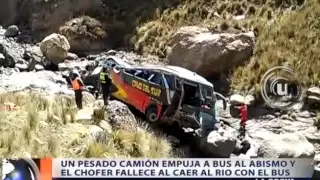 CAMIÓN EMPUJA A BUS AL ABISMO Y CHOFER MUERE