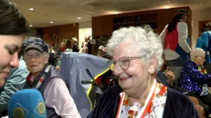 De Prins en zijn gevolg bezoeken Wijkhuis Simeonshof