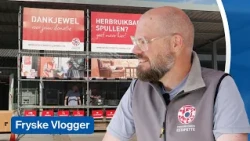 Als vrijwilliger meehelpen bij de inbreng van kringloopwinkel De Estafette | Fryske Vlogger