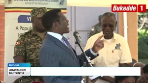 Ttuntu: Katikkira Charles Peter Mayiga ku bugenyi obw'ennaku 3 e Buvuma  Abadde alambula ku batuuze.