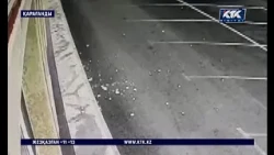 Қарағандыда жаңа тұрғын үй кешенінің қасбетіндегі тақталар түсіп жатыр