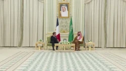 ولي العهد يستقبل الرئيس الفرنسي