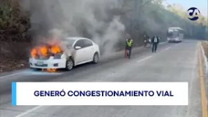 Vehículo prende en llamas