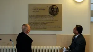 Domborművet avattak az indiai ájurvéda orvostudomány elismert professzorának emlékére