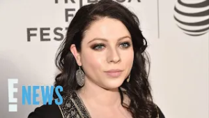 Мишель Трахтенберг удостоена награды от Сары Мишель Геллар и Тейлор Момсен | E! News