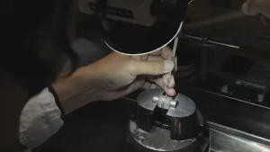 貴金属加工職人｜九州で数人の技術 “彫り留め”で包まれる宝石