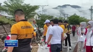 SINERGI TNI POLRI DAN PEMDA LEBONG BERSIHKAN PASAR MUARA AMAN