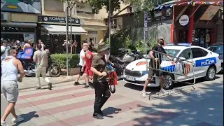 Vijojnë tensionet mes protestuesve dhe efektivëve/ Goditet automjeti i policisë