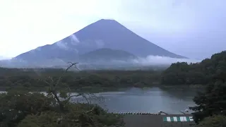 精進湖ライブカメラ タイムラプス映像（2026年7月28日） 提供：UTYテレビ山梨
