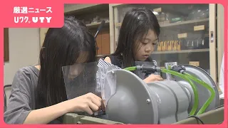 小学生が水晶でストラップ作りなど体験　地場産業の宝飾の歴史や技術を学ぶ　山梨・新紺屋小学校