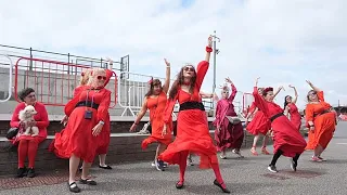 Cientos de personas vestidas de rojo recrean el baile de 'Cumbres Borrascosas' de Kate Bush