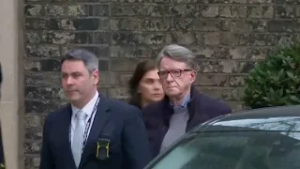 L'ancien ambassadeur britannique aux États-Unis arrêté pour suspicion de faute