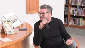 Rendhagyó irodalomóra a könyvtárban