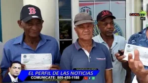 Enrique Avila hace entrega de cheques del fondo de pensiones a trabajadores de la construcción