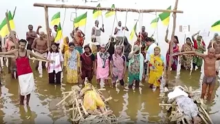 Camponeses indianos fazem “funerais de água” contra projeto fluvial