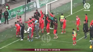 شـــاهد.. لحظة إطلاق الحكم صافرة النهاية وإنطلاق أفراح البلوزداديين بالتأهل إلى نصف نهائي الكأس