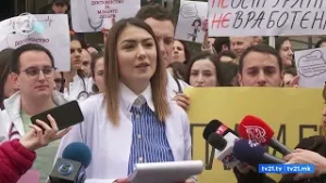 Без стаж и без здравствено осигурување – специјализантите излегоа на протест пред МЗ