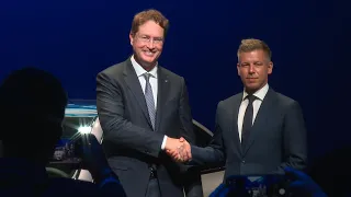Átadták a Mercedes-Benz új kecskeméti gyáregységét – itt indult el az elektromos C-osztály gyártása