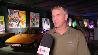 Pop-artový umělec Josef Rataj zahájil výstavu v Plzni