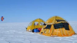 Antarctique : traversée en traîneau à vent avec l'explorateur espagnol Ramón Larramendi