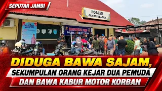 SUSPECTED OF CARRYING WEAPONS, A GROUP OF PEOPLE CHASE TWO YOUNG MEN AND STEAL THEIR MOTORCYCLE