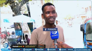 Жители Могадишо приветствовали объявленное правительством продление срока на один год.