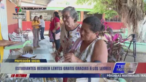 Estudiantes y padres del CEB Gustavo A. Castañeda reciben lentes gratis gracias al Club de Leones