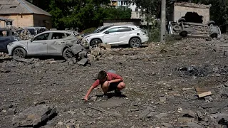 Ucrânia: moradores de Kiev procuram entre escombros após ataque russo