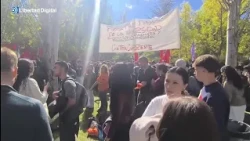 Radicales de izquierdas se manifiestan y gritan contra Milei en la URJC