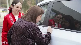 6000 подписей на машине с Мадиной Ашиловой