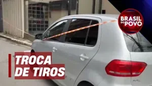Troca de tiros entre polícia e criminosos resulta em quatro baleados e um morto