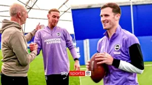 Игроки «Брайтона» принимают участие в челлендже по метанию мяча в НФЛ и делают предварительный об...