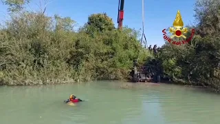 La gru dei vigili del fuoco estrae l'auto del cacciatore dalle acque del fiume Livenza