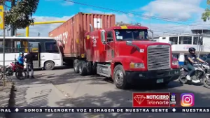 La falta de cortesía entre dos conductores, detuvo el tráfico en la carretera panamericana de Estelí