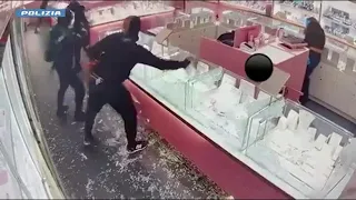 Como, rapina nella gioielleria Stroili Oro: i componenti della banda spaccano le vetrine