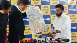 AAP के नेताओं ने जलाया ये नामी अखबार | Saurabh Bharadwaj