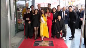 MICHELLE YEOH RECIBIÓ SU ESTRELLA DE LA FAMA EN HOLLYWOOD POR  SU TRAYECTORIA EN EL CINE MUNDIAL.