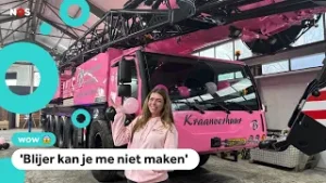 Charity heeft haar eigen roze kraanwagen