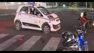 Motociclista y pasajera lesionados al chocar contra taxi por cruzar luz roja en Managua