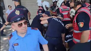 Tensione dhe përplasje mes protestuesve dhe efektivëve të policisë