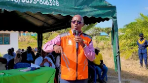 ANGALIA NAMNA DC MPOGOLO ALIVYOTATUA MGOGORO WA UVAMIZI KATIKA ENEO LA MAKABURI   PUGU KINYAMWEZI